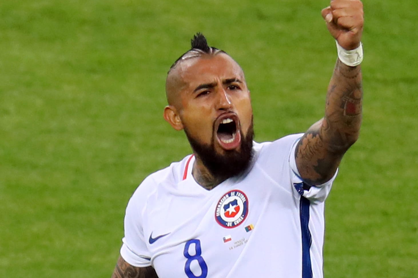 Arturo Vidal feiert seinen Kopfballtreffer.