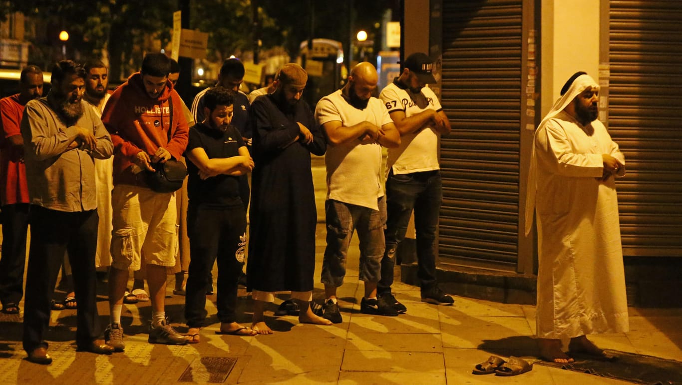 Junge Männer haben sich zu einem Gebet nahe der Moschee in Finsbury Park versammelt.