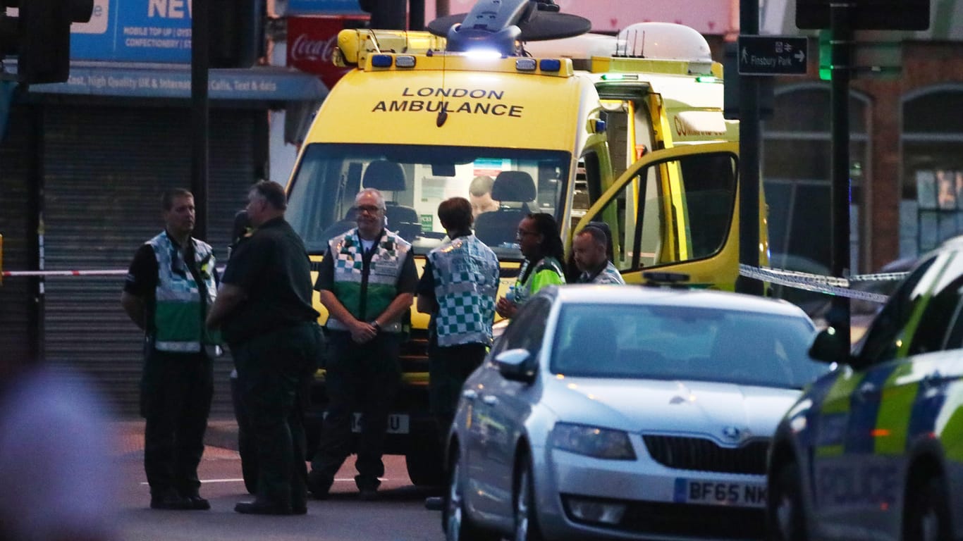 Rettungskräfte am Ort des Angriffs im Norden Londons.