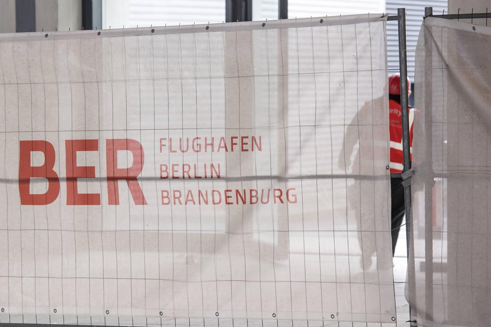 Baustelle BER: Die Neuverhandlungen mit den Baufirmen laufen voraussichtlich bis Ende des Spätsommers (Archiv).