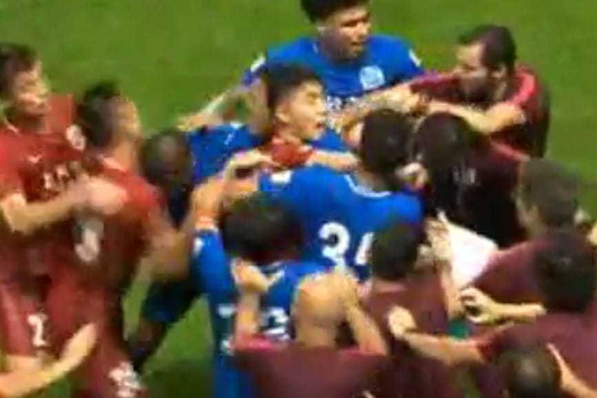 Chinese Super League: Beim Spiel zwischen Guangzhou R&F und Shanghai IPG kam es zu unschönen Szenen.