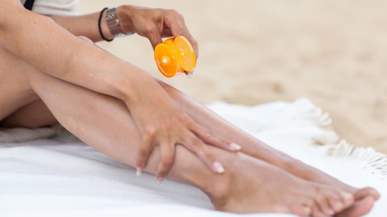 Für die Hautpflege im Sommer eignen sich leichtere Produkte wie ein Serum oder eine Creme auf Gelbasis.