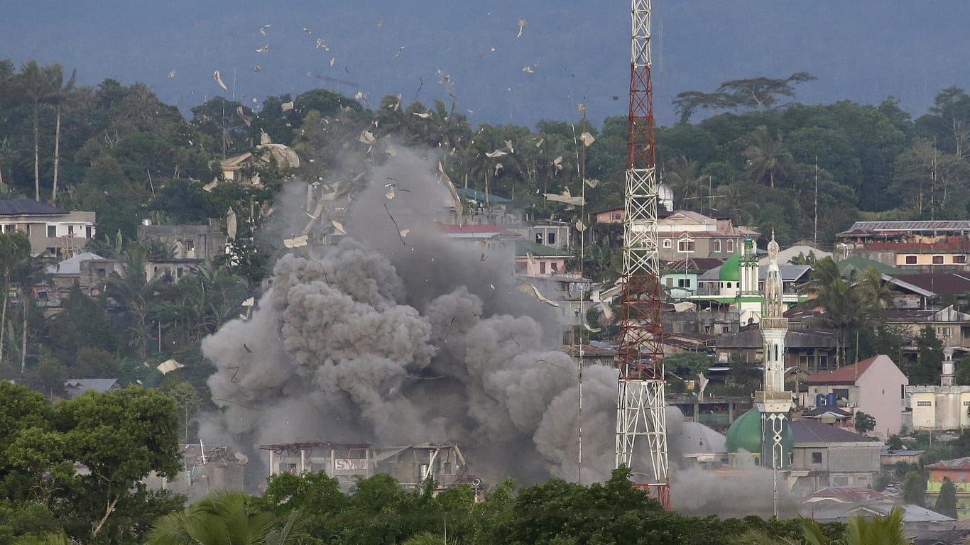 Eine, von einem philippinischen Kampfflugzeug abgeworfene, Bombe explodiert in Marawi.