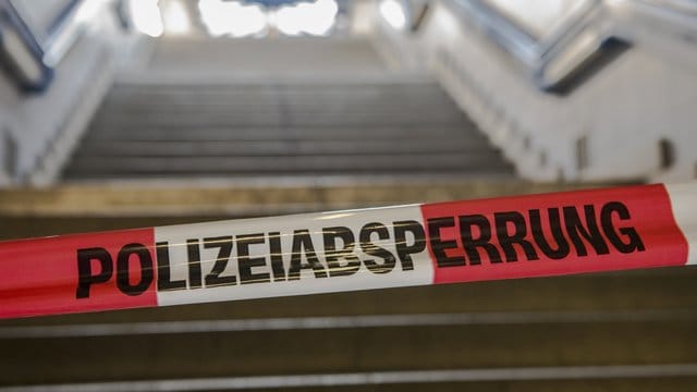 Eine Absperrung der Polizei im Berliner S-Bahnhof am Treptower Park. Eine Absperrung der Polizei im Berliner S-Bahnhof am Treptower Park.