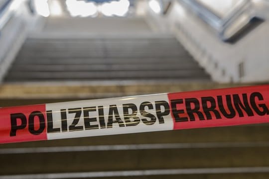 Eine Absperrung der Polizei im Berliner S-Bahnhof am Treptower Park.
