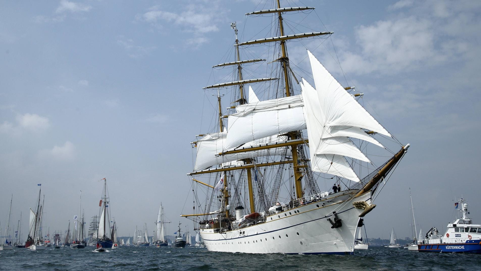 Die Parade der großen Segelschiffe findet alljährlich am letzten Samstag der Kieler Woche statt. 2015 angeführt vom Segelschulschiff der Deutschen Marine, Gorch Fock.