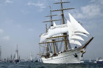 Die Parade der großen Segelschiffe findet alljährlich am letzten Samstag der Kieler Woche statt. 2015 angeführt vom Segelschulschiff der Deutschen Marine, Gorch Fock.