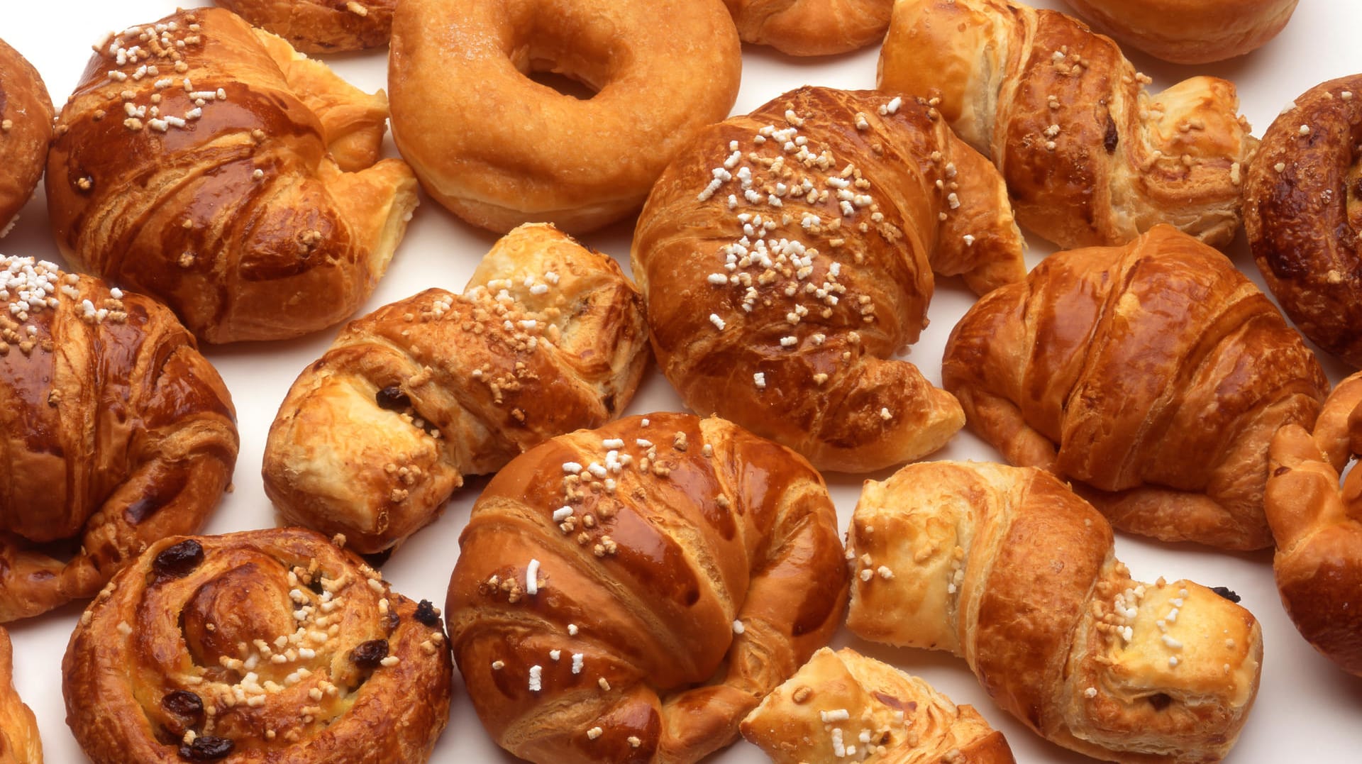 Donuts und Croissants enthalten ungesunde Transfette.