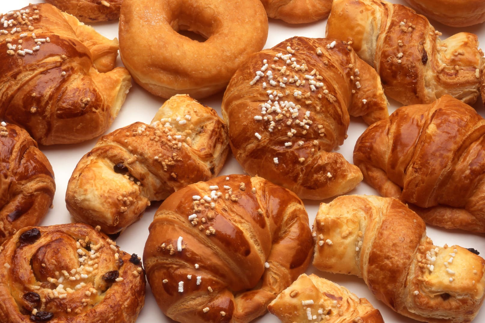 Donuts und Croissants enthalten ungesunde Transfette.