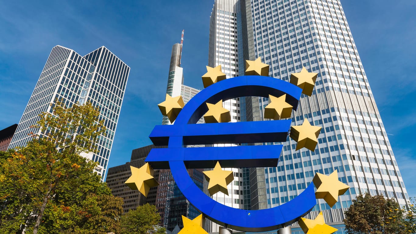 Europäische Zentralbank in Frankfurt mit Euro-Zeichen