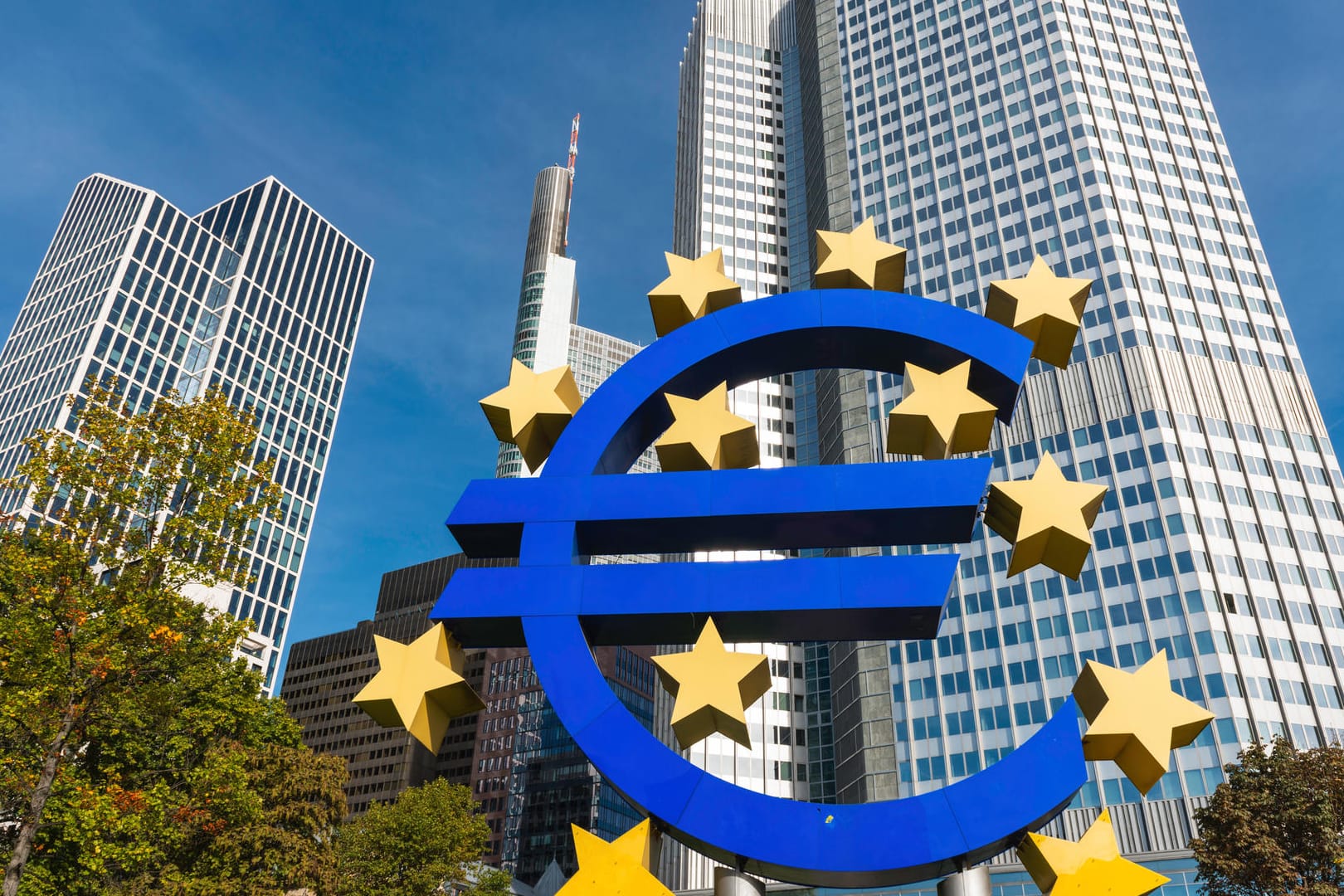 Europäische Zentralbank in Frankfurt mit Euro-Zeichen