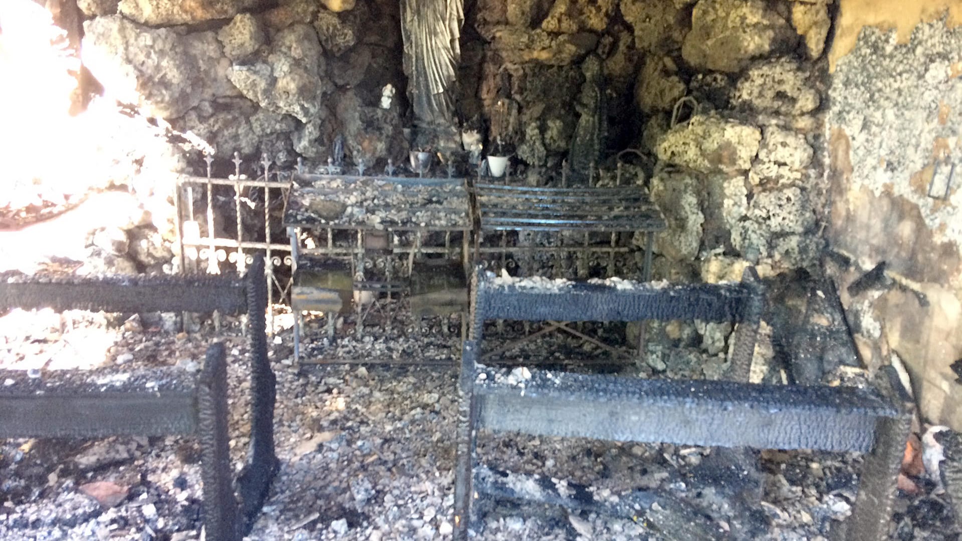 Bei einem Brand ist die Wallfahrtskapellen in der Lourdes-Grotte in Walldürn zerstört worden. Bei einem Brand ist die Wallfahrtskapellen in der Lourdes-Grotte in Walldürn zerstört worden.
