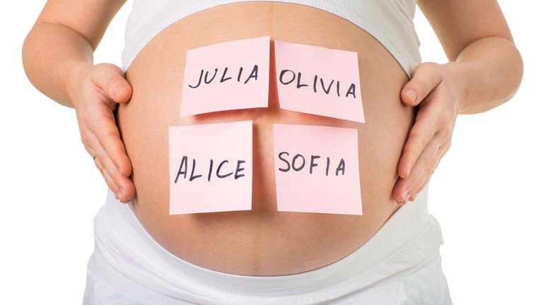 Eine Schwangere mit Haftnotizzettel auf dem Bauch