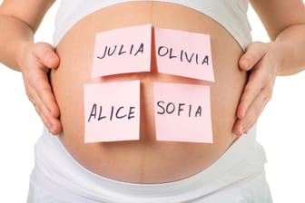 Eine Schwangere mit Haftnotizzettel auf dem Bauch