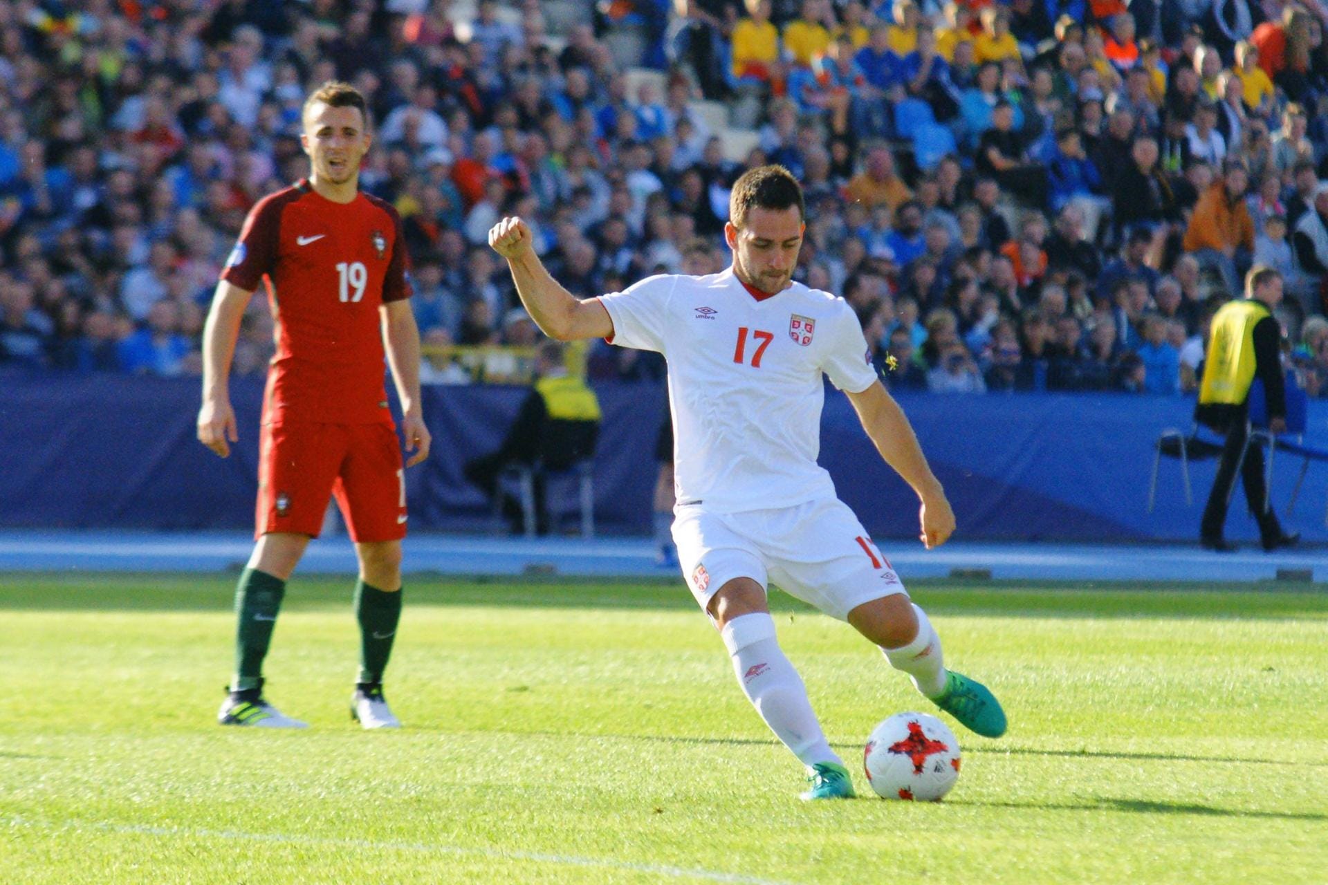 Die serbische Mannschaft um Andrija Zivkovic (r.) braucht dringend einen Sieg.