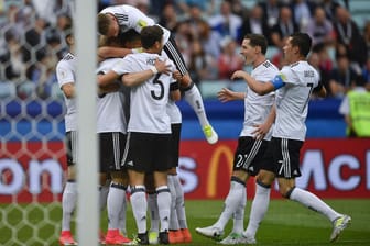 Die deutschen Spieler feiern das 0:1-Tor von Lars Stindl.