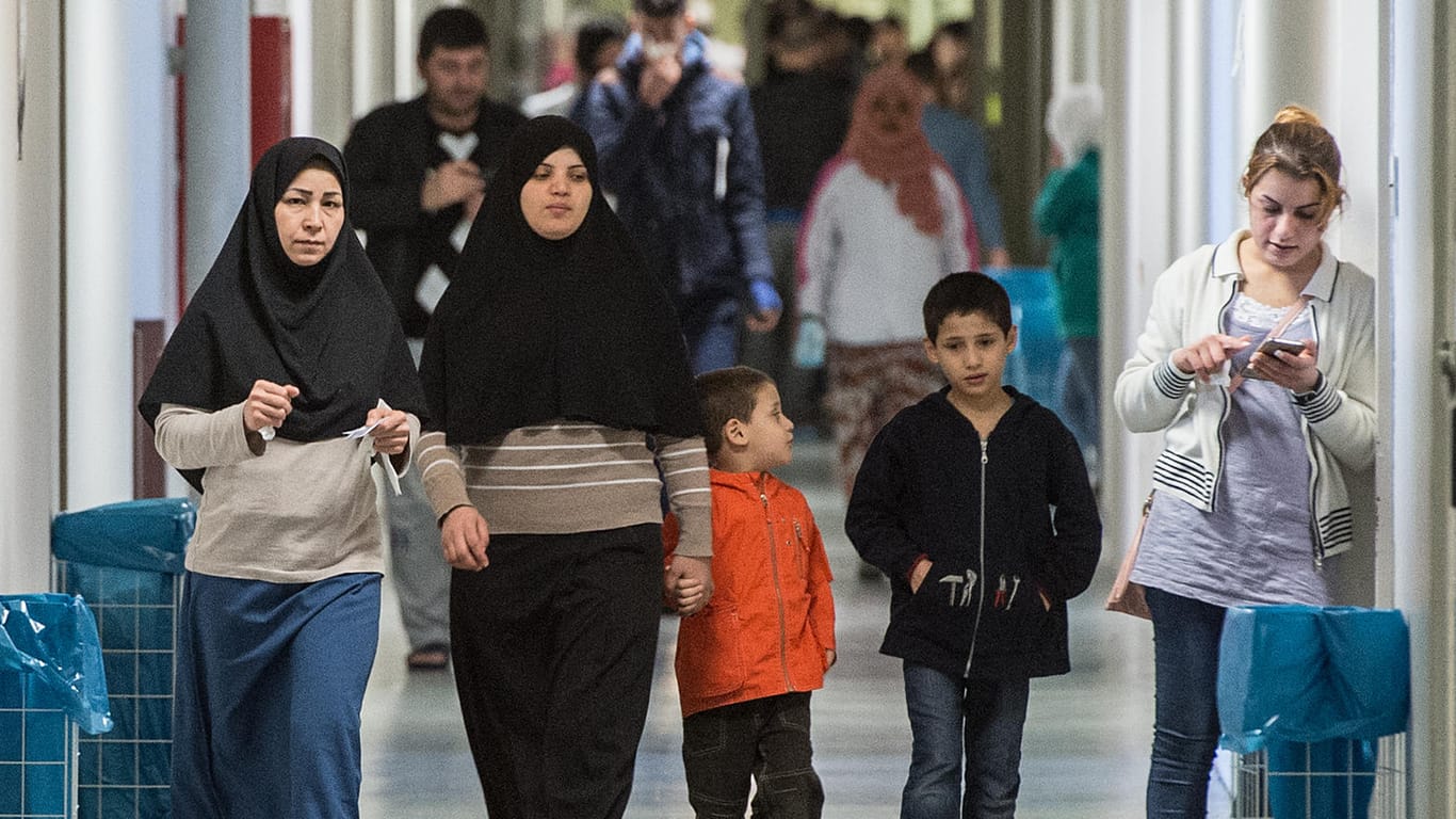 Migranten im zu einer Flüchtlingsunterkunft umfunktionierten ehemaligen Neckermann-Gebäude in Frankfurt am Main.