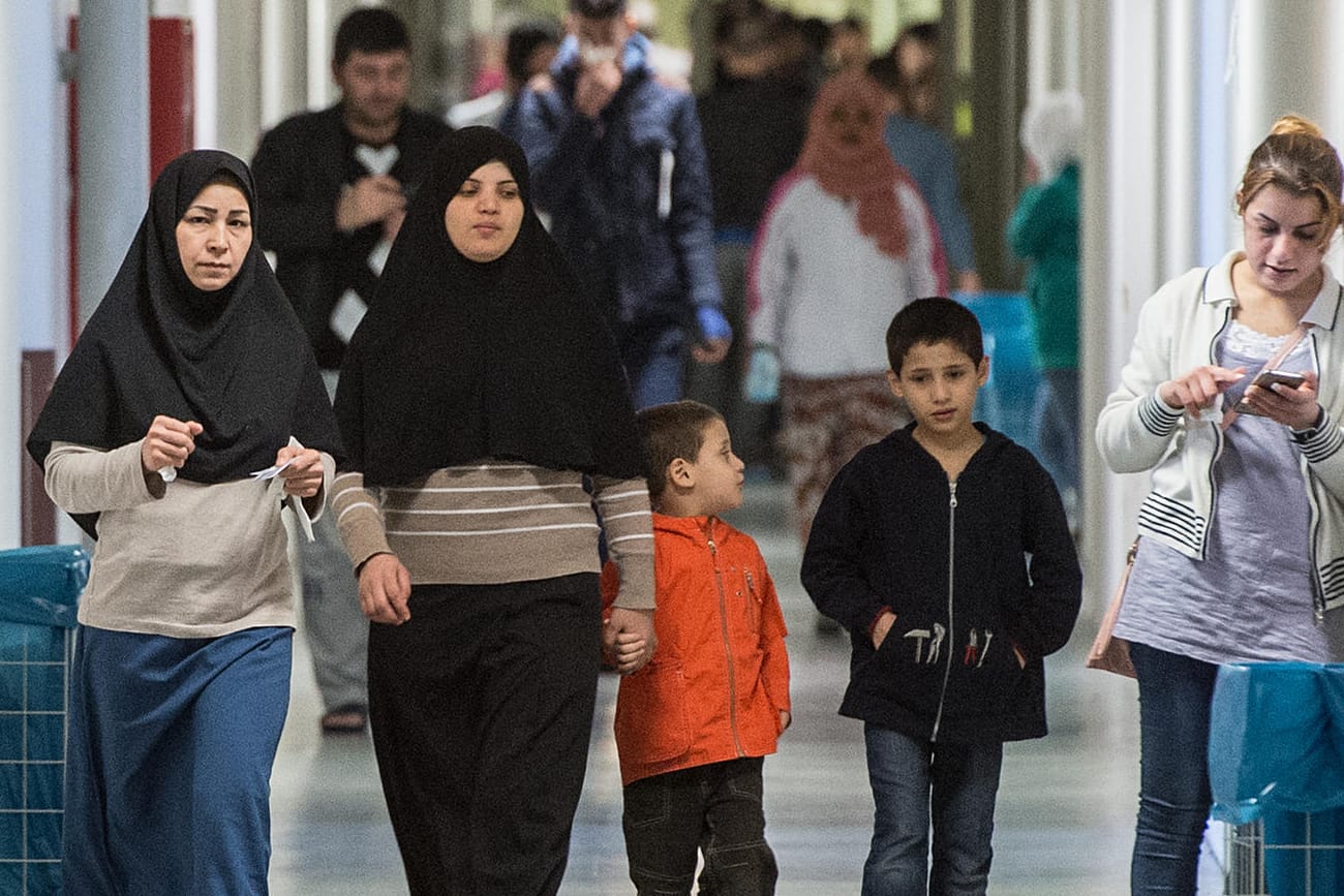 Migranten im zu einer Flüchtlingsunterkunft umfunktionierten ehemaligen Neckermann-Gebäude in Frankfurt am Main.