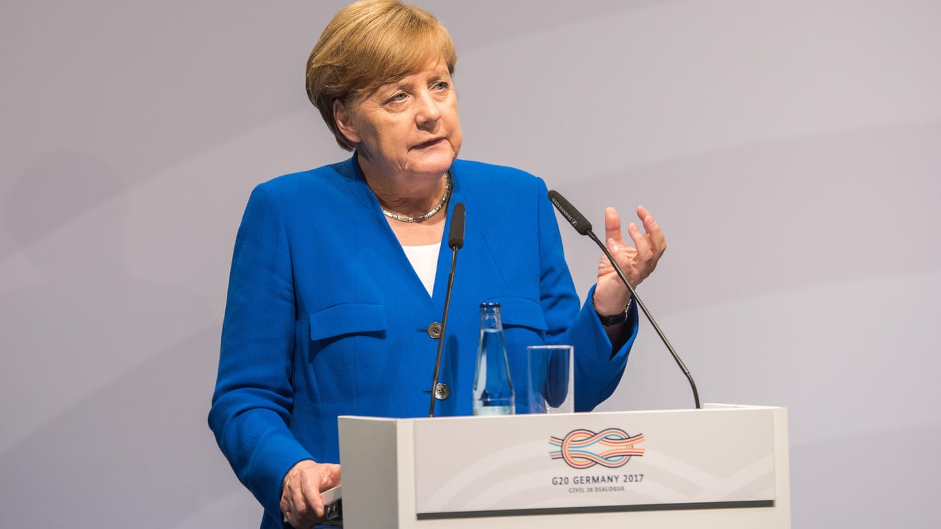Bundeskanzlerin Angela Merkel während des C20-Gipfels in der der HafenCity-Universität.
