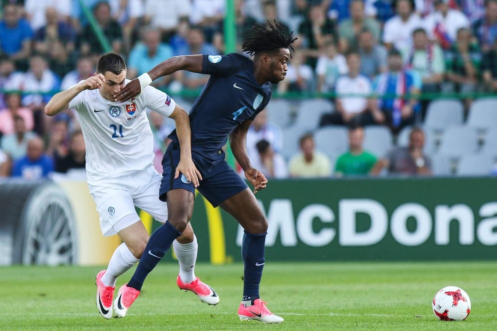 U21 EM Slowakei - England: Zweikampf zwischen dem Slowaken Matus Bero (links) und dem Engländer Nathaniel Chalobah (rechts).