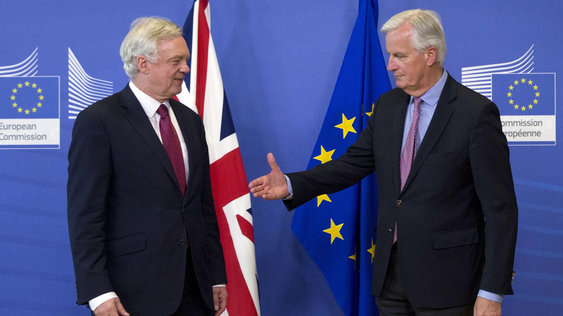 EU-Chefunterhändler Michel Barnier (r) und der britische Brexit-Minister David Davis begrüßen sich bei ihrer Ankunft in Brüssel.| EU-Chefunterhändler Michel Barnier (r) und der britische Brexit-Minister David Davis begrüßen sich bei ihrer Ankunft in Brüssel.|