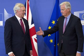 EU-Chefunterhändler Michel Barnier (r) und der britische Brexit-Minister David Davis begrüßen sich bei ihrer Ankunft in Brüssel.|