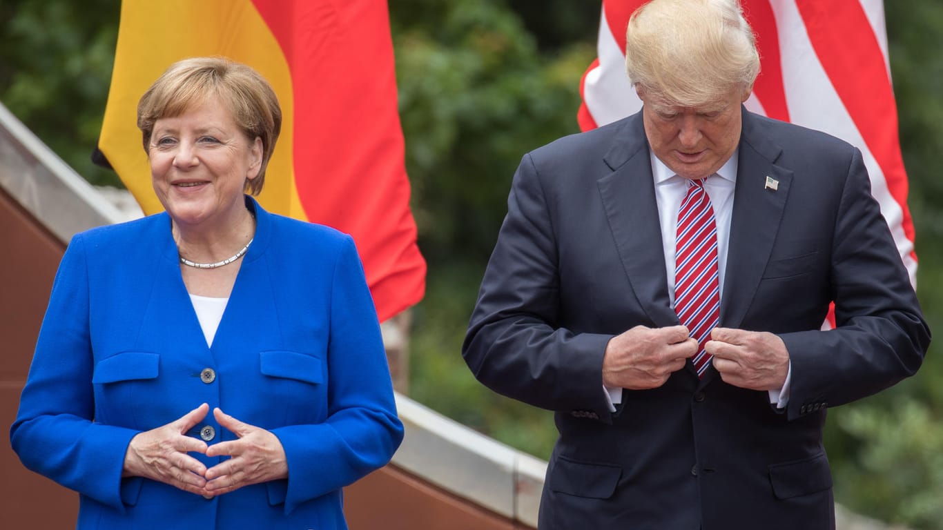 Kanzlerin Angela Merkel steht neben US-Präsident Donald Trump beim Familienfoto beim G7-Gipfel in Italien.