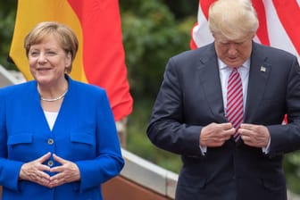 Kanzlerin Angela Merkel steht neben US-Präsident Donald Trump beim Familienfoto beim G7-Gipfel in Italien.