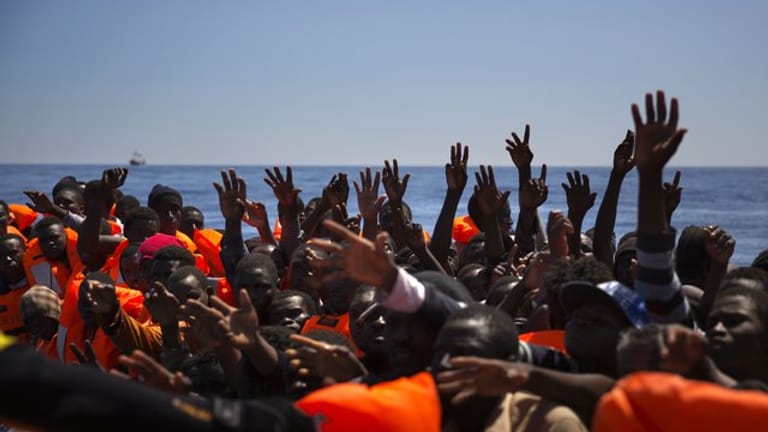 Gerettet: Migranten und Flüchtlinge während einer Rettungsaktion der spanischen Organisation "Proactiva Open Arms" nördlich von Libyen.