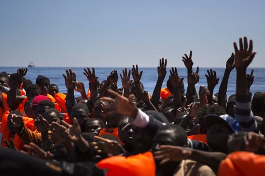 Gerettet: Migranten und Flüchtlinge während einer Rettungsaktion der spanischen Organisation "Proactiva Open Arms" nördlich von Libyen.