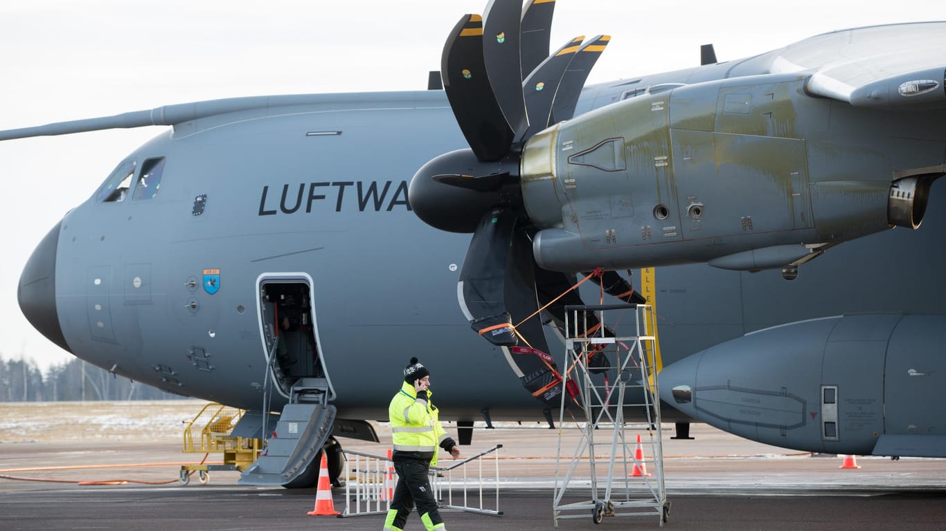 Das angeblich modernste Transportflugzeug der Welt hat eine Panne. Ein Airbus A400M steht mit defektem Triebwerk beim Nato-Besuch der Verteidigungeministerin in Litauen.