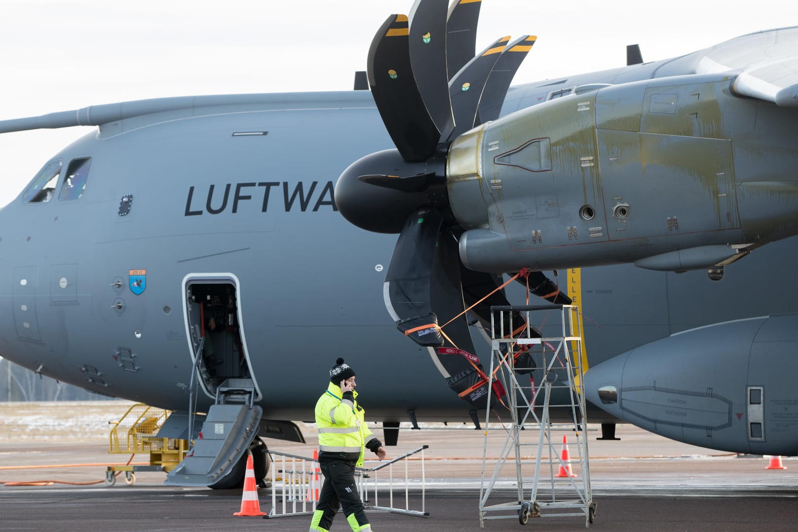 Das angeblich modernste Transportflugzeug der Welt hat eine Panne. Ein Airbus A400M steht mit defektem Triebwerk beim Nato-Besuch der Verteidigungeministerin in Litauen.