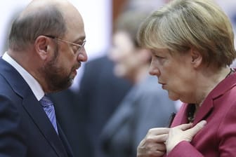Konkurrieren um das Amt des Bundeskanzlers: Die amtierende Kanzlerin Angela Merkel (CDU, r) und SPD-Kanzlerkandidat Martin Schulz.
