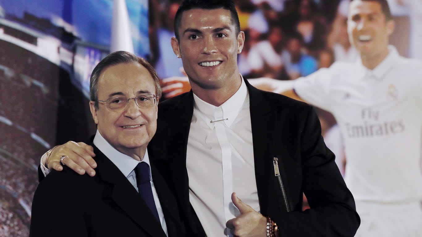 Florentino Perez (r.) und Cristiano Ronaldo bei der Verkündung der Vertragsverlängerung des Weltfußballers im November 2016. Ronaldo ist bis 2021 an Real gebunden.