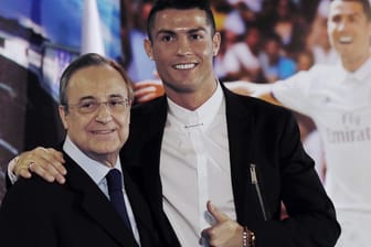 Florentino Perez (r.) und Cristiano Ronaldo bei der Verkündung der Vertragsverlängerung des Weltfußballers im November 2016. Ronaldo ist bis 2021 an Real gebunden.