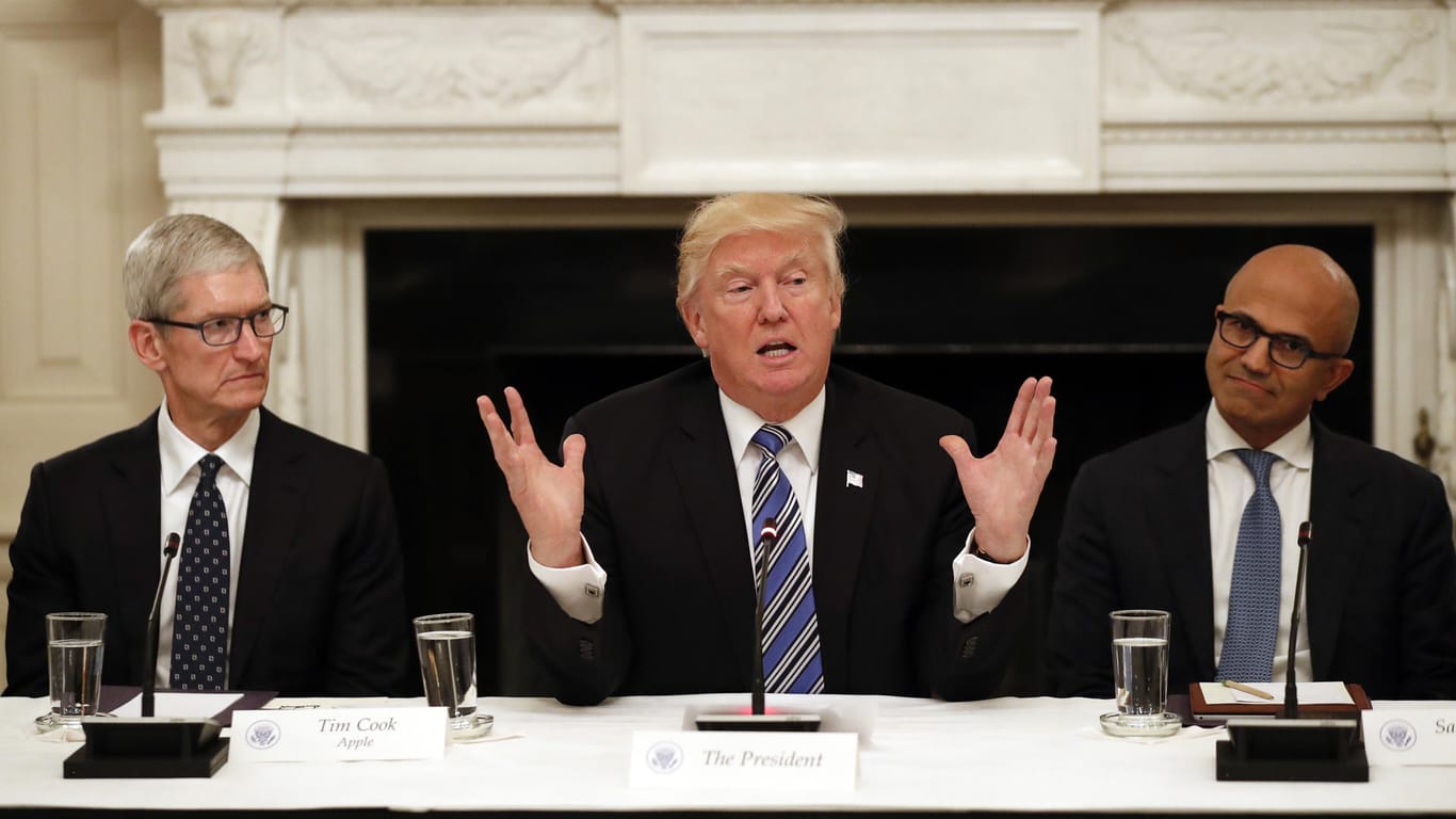US-Präsident Donald Trump trifft sich mit den Chefs führender US-Technologieunternehmen, wie Apple-Chef Tim Cook (l) und Microsoft-Chef Satya Nadella (r).