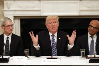 US-Präsident Donald Trump trifft sich mit den Chefs führender US-Technologieunternehmen, wie Apple-Chef Tim Cook (l) und Microsoft-Chef Satya Nadella (r).