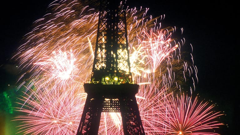 Zum französischen Nationalfeiertag am 14. Juli gibt es rund um den Eiffelturm große Feierlichkeiten.