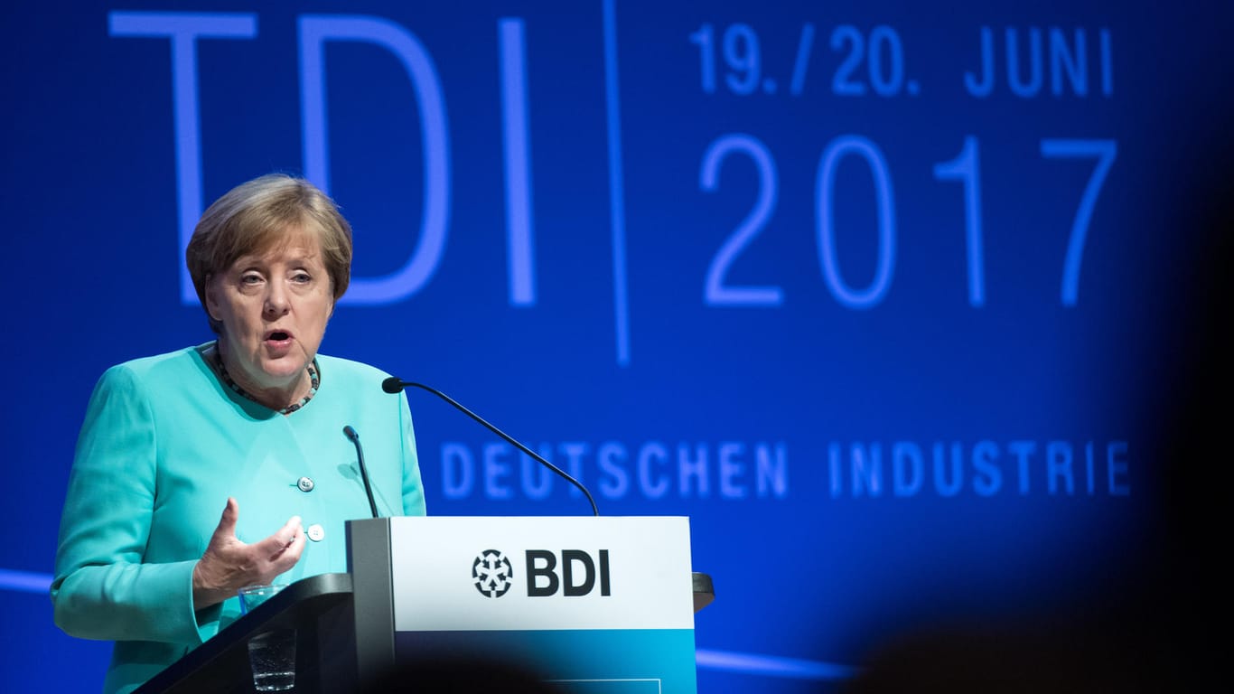 Bundeskanzlerin Angela Merkel spricht sich für eine schrittweise Abschaffung des Solidaritätszuschlages ab 2020 aus.