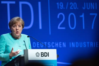 Bundeskanzlerin Angela Merkel spricht sich für eine schrittweise Abschaffung des Solidaritätszuschlages ab 2020 aus.