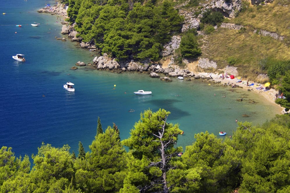 Wunderschöne Natur an einer Bucht in Kroatien