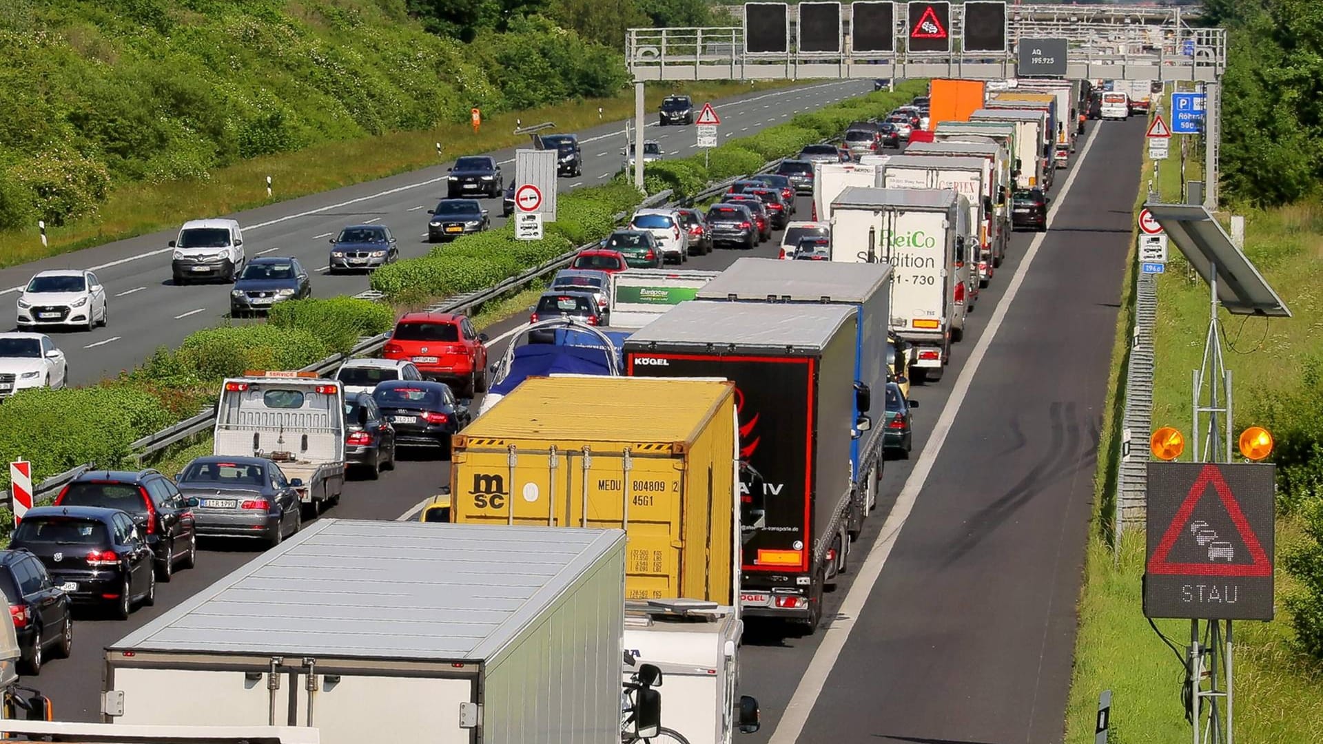 Stau auf der Autobahn A2 Hannover-Berlin mit am 02 06 2017.