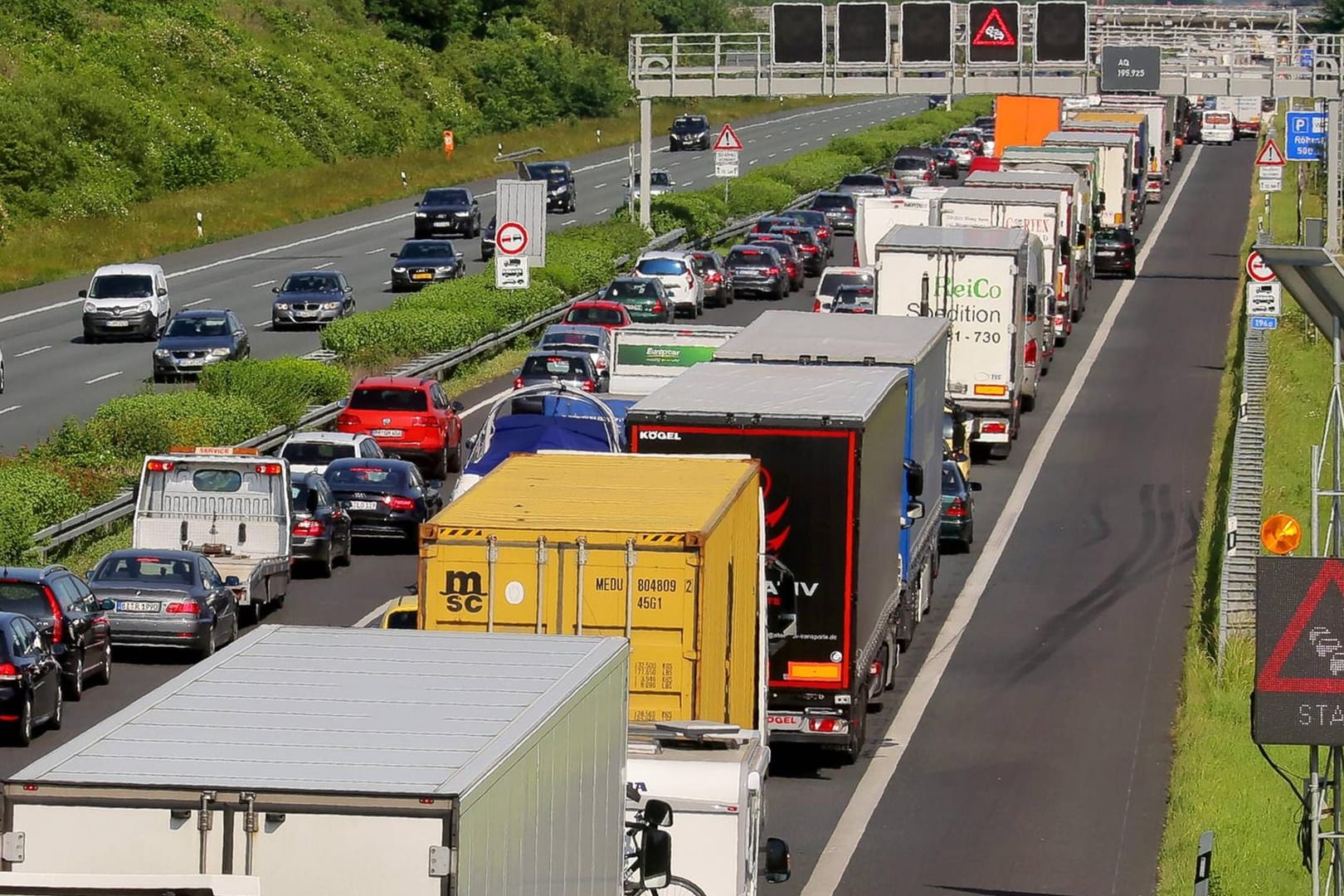 Stau auf der Autobahn A2 Hannover-Berlin mit am 02 06 2017.