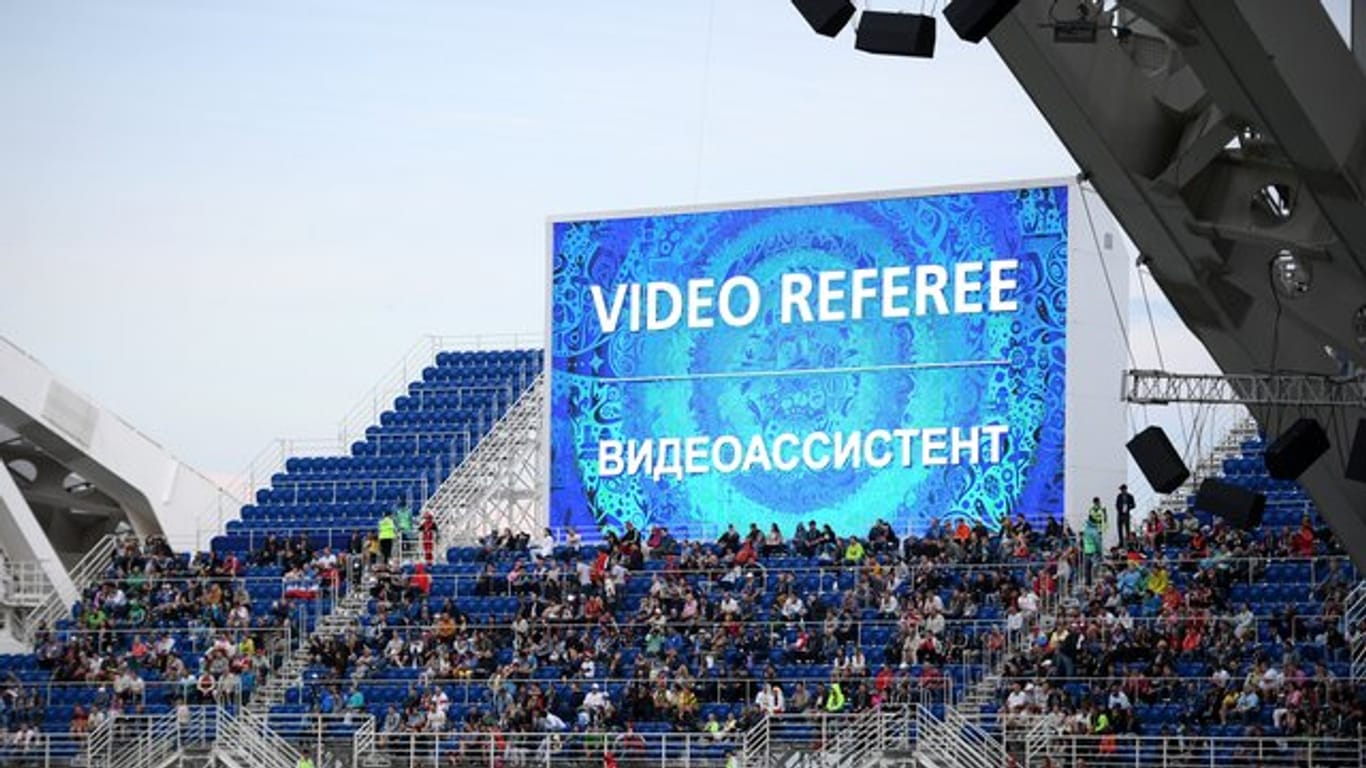 Beim Spiel Deutschland gegen Australien war die Anzeige über die Videoleinwand zum Einsatz des Video-Referees klarer als in den Partien zuvor.