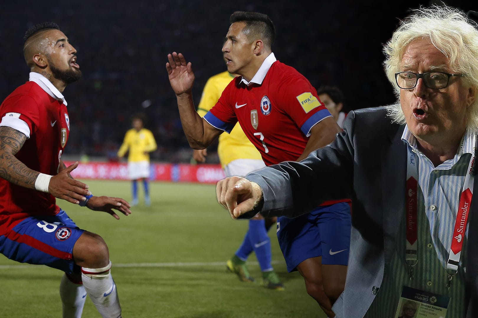 Winfried Schäfer (r.) warnt vor der Offensivstärke Chiles. Der Südamerikameister hat mit Vidal (l.) und Sanchez zwei herausragende Spieler in seinen Reihen.