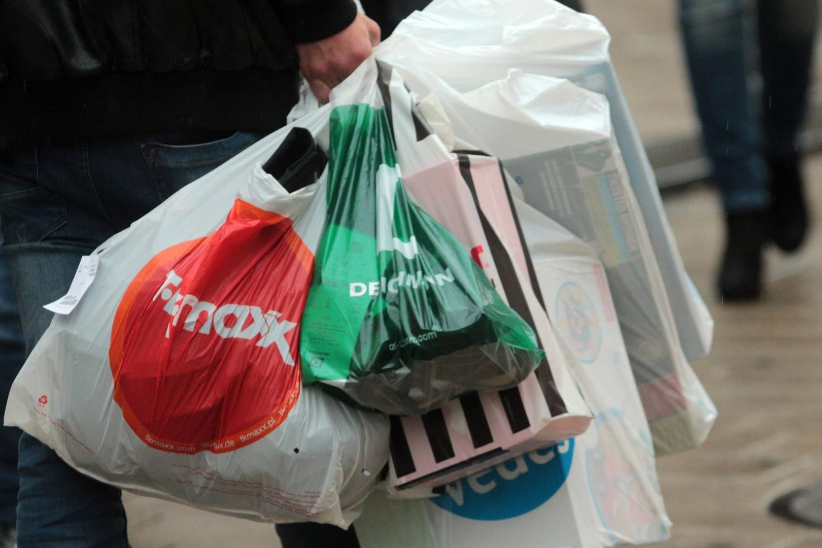 Der Pro-Kopf-Verbrauch von Plastiktüten sank in Deutschland nach Einführung der freiwilligen Bezahlpflicht innerhalb eines Jahres von 68 auf 45 Tüten im Jahr (Symbolbild).