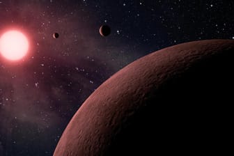 Das Weltraumteleskop «Kepler» der NASA hat mehr als 200 mögliche neue Planeten erspäht, davon sind zehn sogenannten Exoplaneten, welche fast so groß wie die Erde seien (Illustration).
