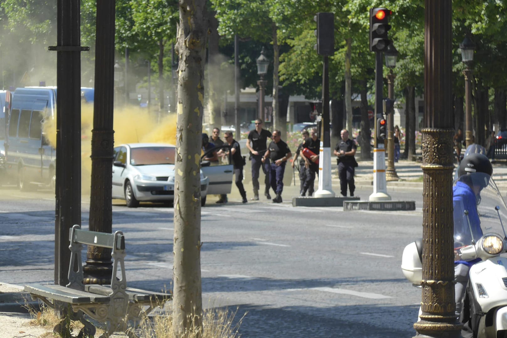 Polizisten löschen auf den Champs Elysees in Paris das Auto, mit dem Mann zuvor ein Polizei-Fahrzeug gerammt hatte