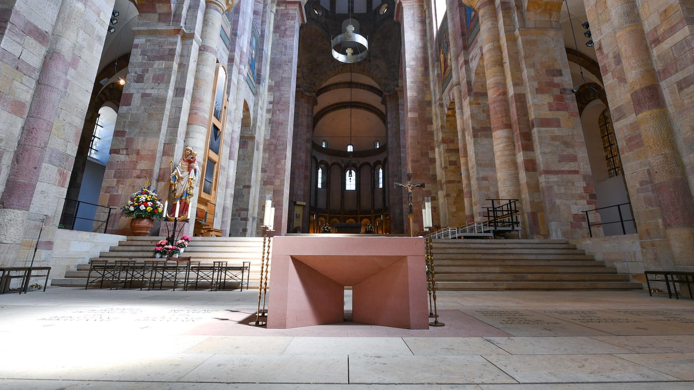 Der Altar steht in Speyer im Kaiserdom.