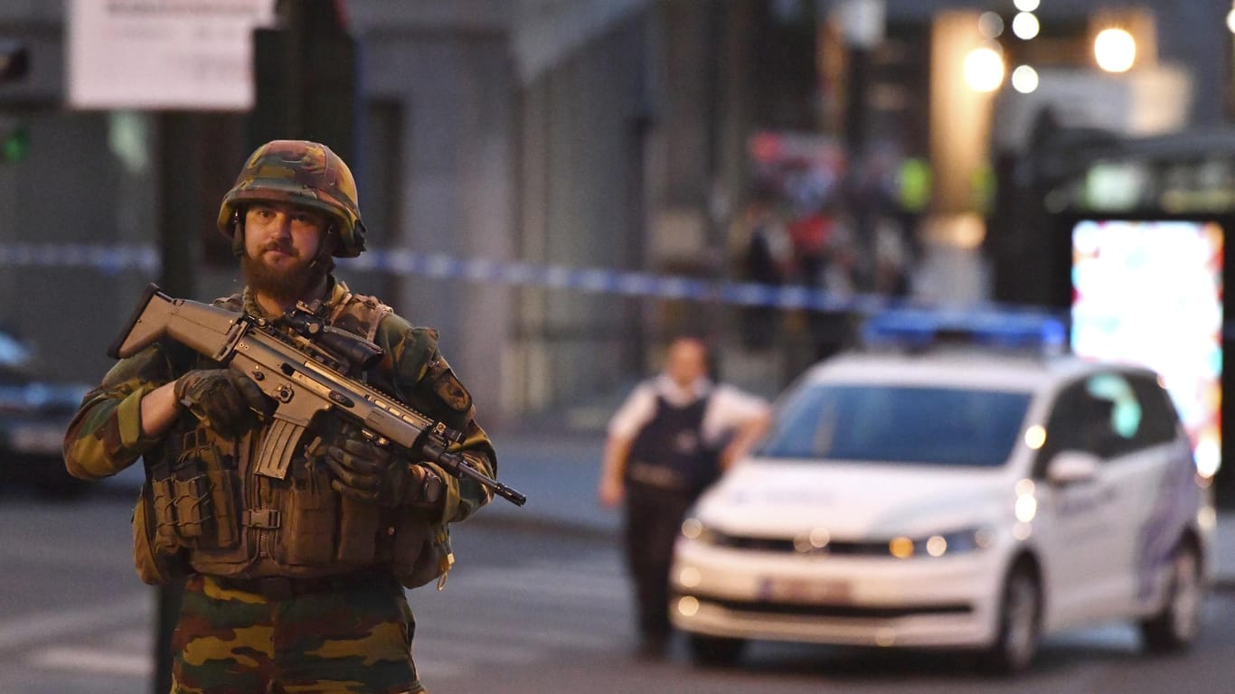 Nach einer Explosion am Brüsseler Banhof Central, wurde ein mutmaßlicher Terrorist erschossen. Kurz darauf wurde der Bahnhof geräumt.